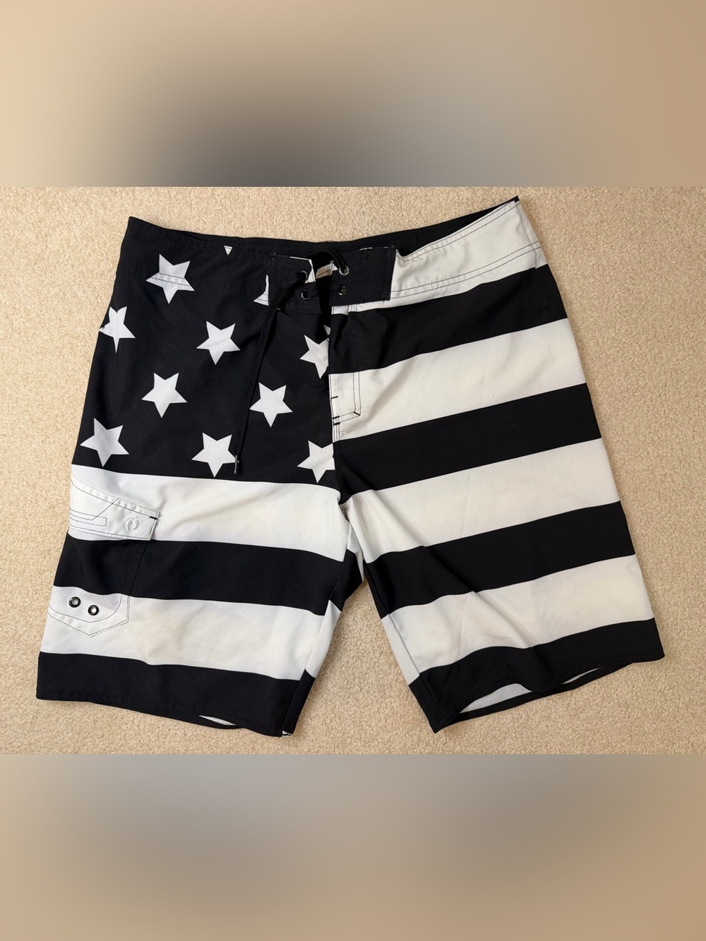 Men’s Black& White Stars & Stripes Board Shorts, Size : 36